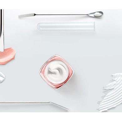 Verschiedene Laborgeräte und Cremeproben