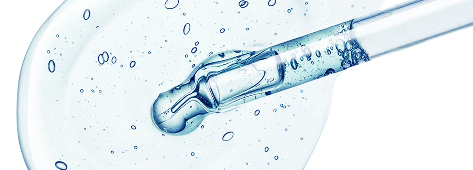 Mikroskopisch vergrößerter Tropfen Kollagen, der mit einer Pipette aufgesaugt wird