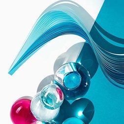 Blaue, rote und durchsichtige Kugeln auf blau-weißem Grund und geschwungene Darstellung von Filloxane