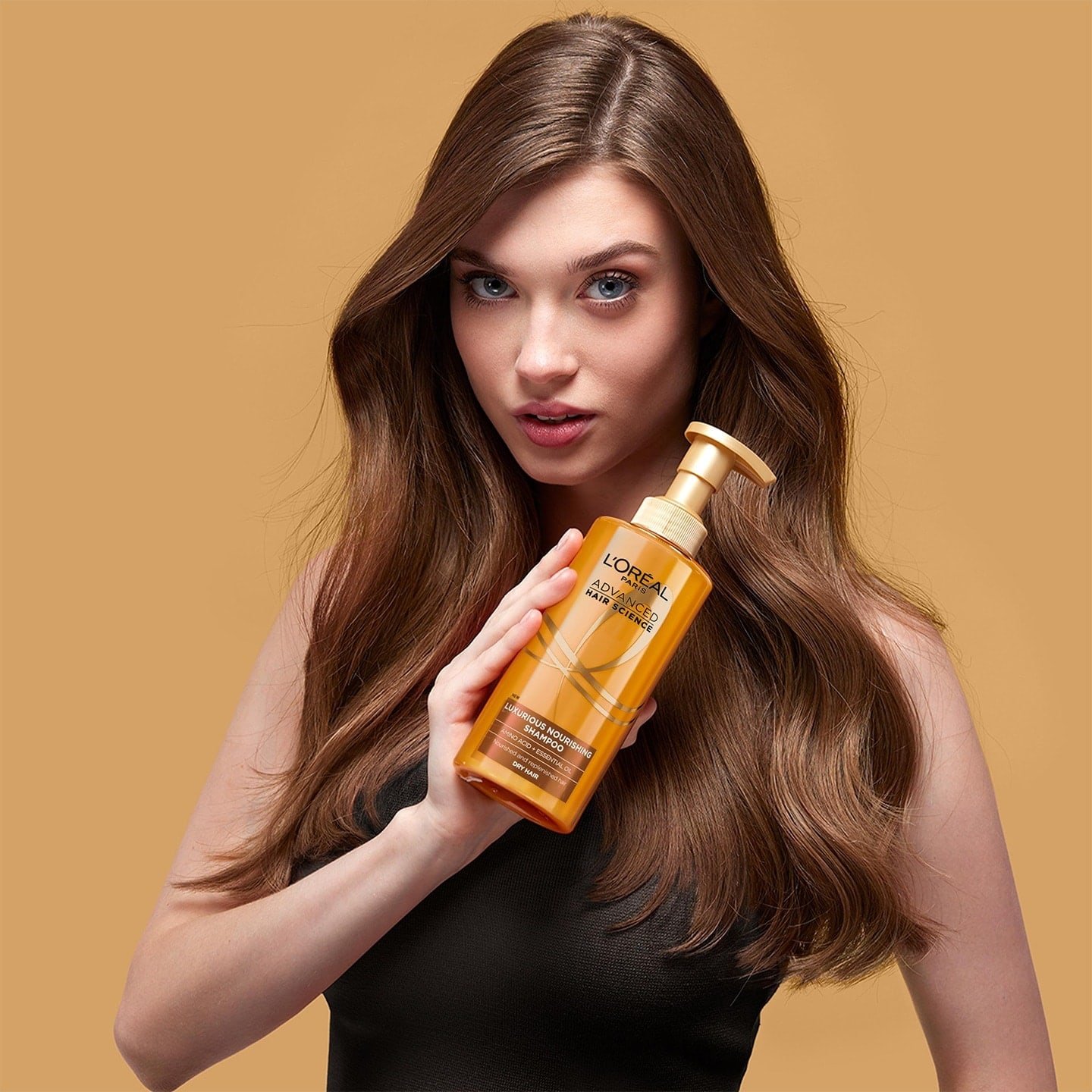 Ein junge Frau mit langen braunen Haaren und Shampoo