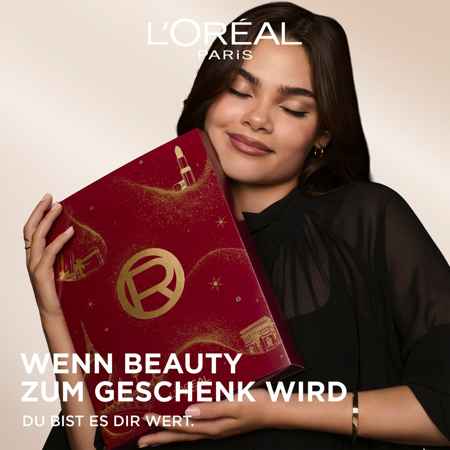 Ariana Greenblatt hält den L’Oréal Paris Adventskalender 
