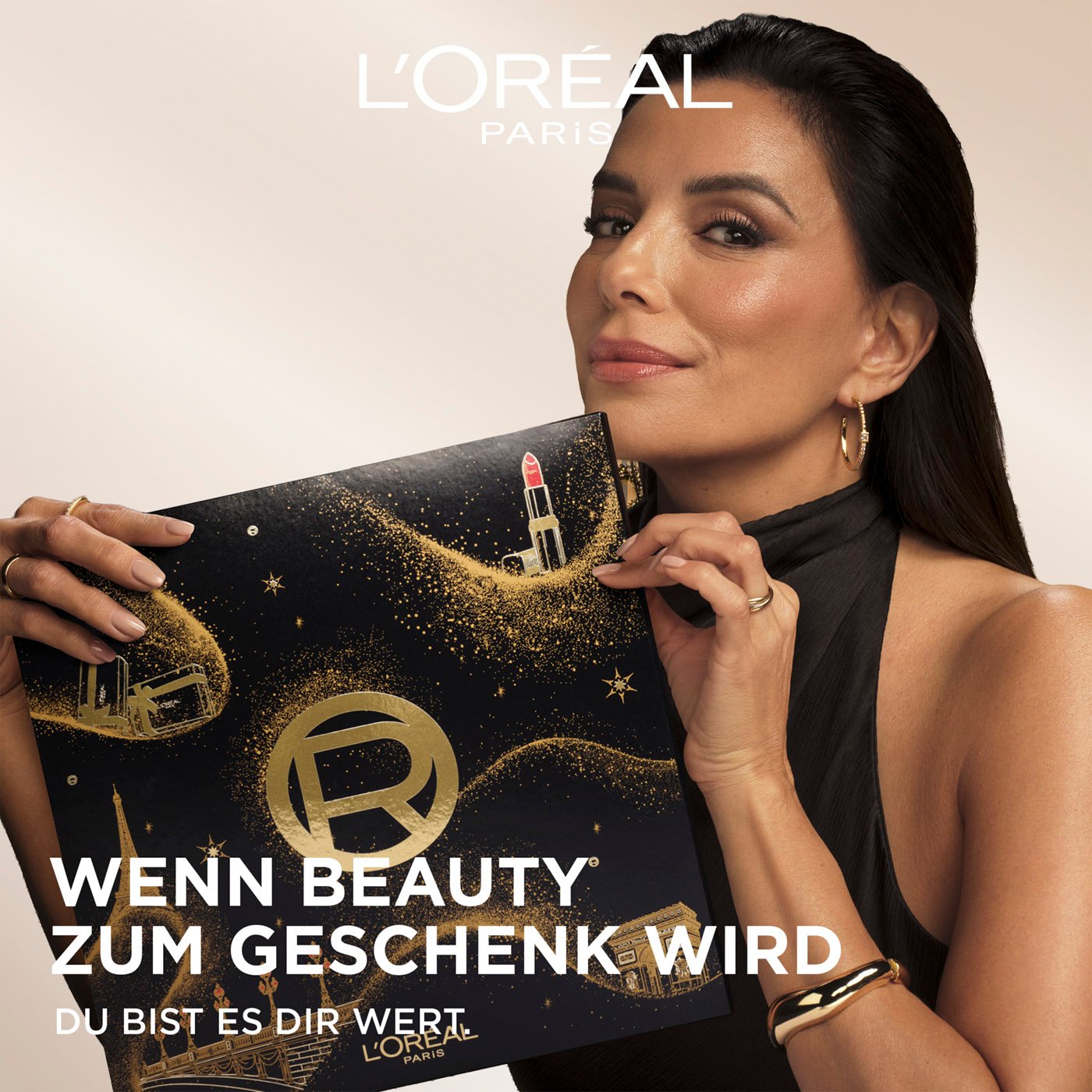 Eva Longoria hält den L’Oréal Paris Adventskalender hoch 