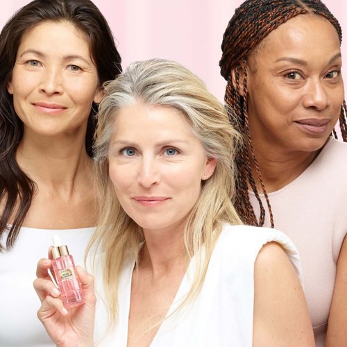 Drei Frauen und eine hält das Golden Age Rosé Öl-Serum in der Hand