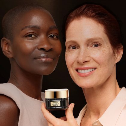 Zwei Frauen lächelnd mit Produkttiegel