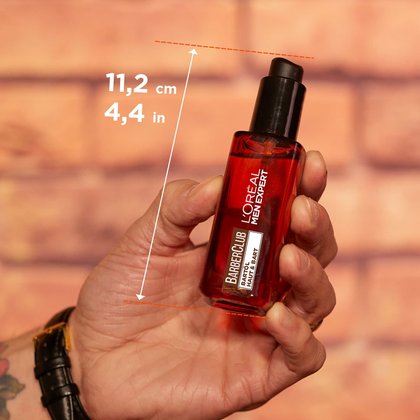 Barber Club Bartpflege Set mit Bartöl - Produktabbildung Bartöl in einer Hand gehalten