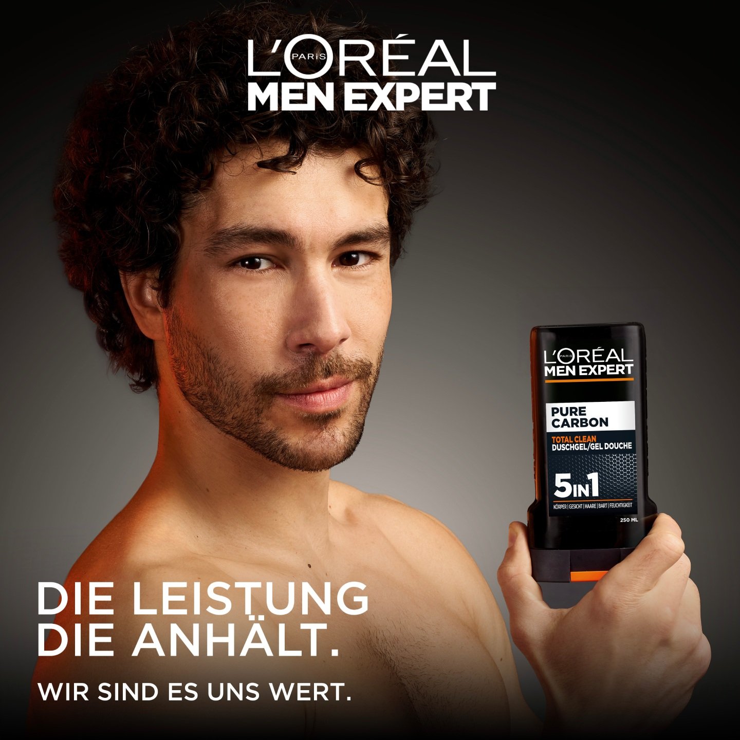 Model hält Men Expert Pure Carbon Total Clean Duschgel 250ml in der Hand