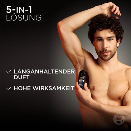 Ein Mann trägt den Carbon Protect Deoroller unter der Achsel auf.