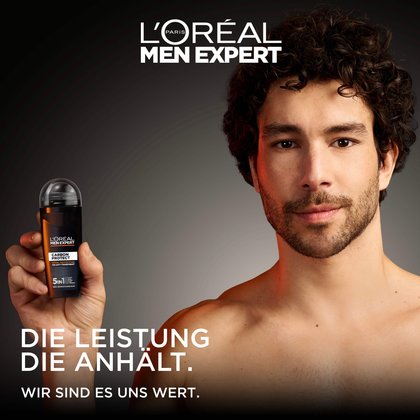 Ein Mann hält den Carbon Protect Deoroller neben sein Gesicht.
