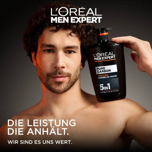 Ein Mann präsentiert die Pure Carbon 1L Duschgelflasche auf seiner Schulter.