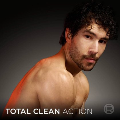 Seitenprofil eines Mannes vor dunkelgrauem Hintergrund mit dem Text „Total Clean Action“