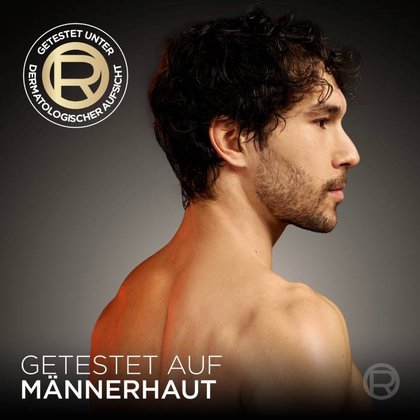 Seitenprofil eines Mannes neben dem runden dermatologischen Siegel mit dem Text „Getestet auf Männerhaut“.
