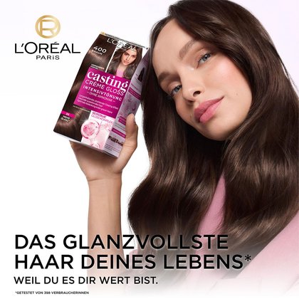 Luma Grothe hält eine Casting Creme Gloss Nuance, darunter Text: Das glanzvollste Haar Deines Lebens