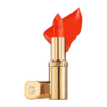 Farbbeispiel und geoeffneter Lippenstift Color Riche Satin in der Farbe Chez Lui
