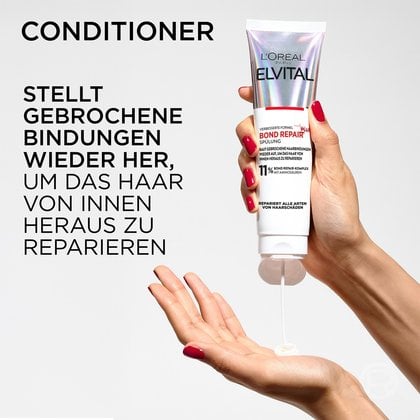 Eine Hand mit rot lackierten Fingernägeln hält die Spülungs-Tube kopfüber und gibt eine Portion der cremigen, weißen Pflege auf die Handfläche einer zweiten Hand. Links steht der Titel „CONDITIONER“ mit der Aussage: „STELLT GEBROCHENE BINDUNGEN WIEDER HER, UM DAS HAAR VON INNEN HERAUS ZU REPARIEREN“.