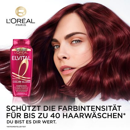 Kopfpartie einer Frau mit lockigen Haaren neben dem Produkt