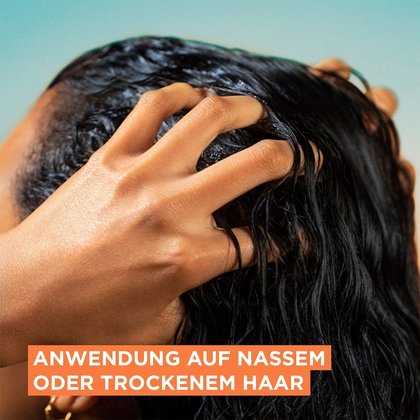 Eine Frau pflegt ihre Haare