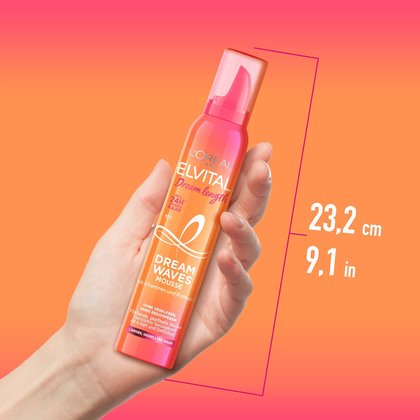 Hand haelt das Elvital Dream Lenght Dream Waves Mousse