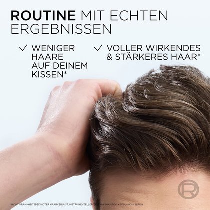 Ein Mann greift mit seiner rechten Hand in seine Haare
