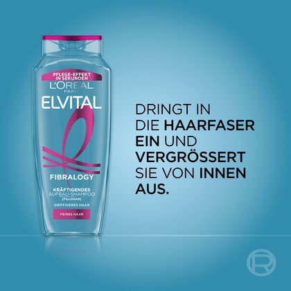 Blaue Flasche des Elvital Fibralogy Kräftigenden Aufbau-Shampoos vor blauem Hintergrund mit der Aufschrift: „Dringt in die Haarfaser ein und vergrößert sie von innen heraus“.
