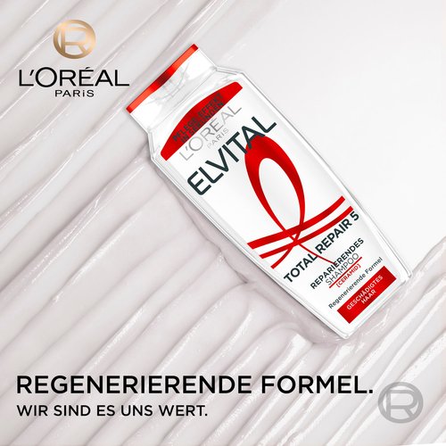 Schräg liegende Flasche des Elvital Total Repair 5 Reparierenden Shampoos auf einer weißen, cremigen Pflege-Textur mit dem L'Oréal Paris Logo und dem Slogan „Regenerierende Formel. Wir sind es uns wert.“.