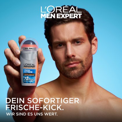 Ein Mann hält den Fresh Extreme Deoroller vor blauem Hintergrund.