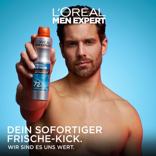 Ein Mann hält das Fresh Extreme Deospray vor blauem Hintergrund.