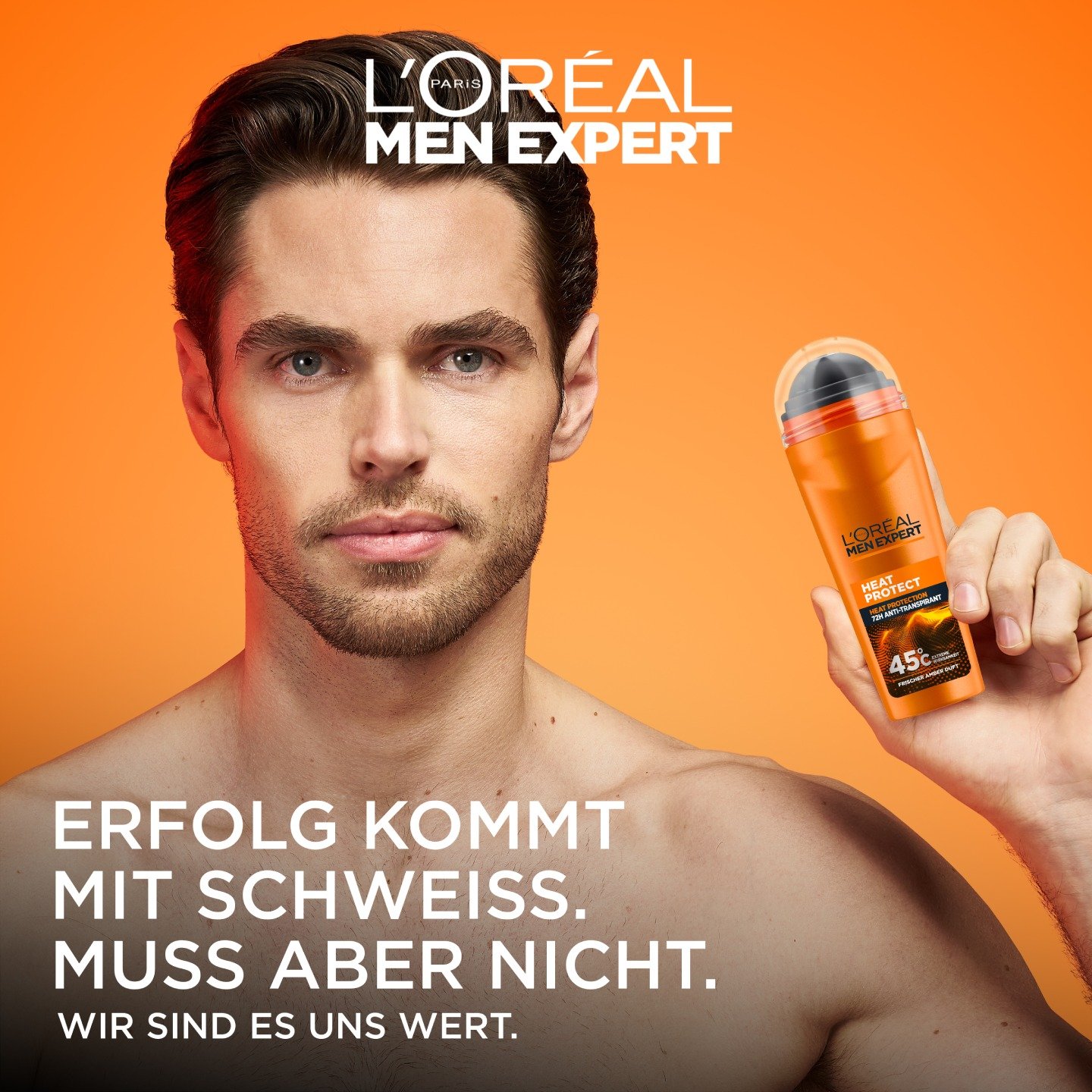 Ein Mann hält den orangefarbenen Heat Protect Deoroller vor orangefarbenem Hintergrund. 