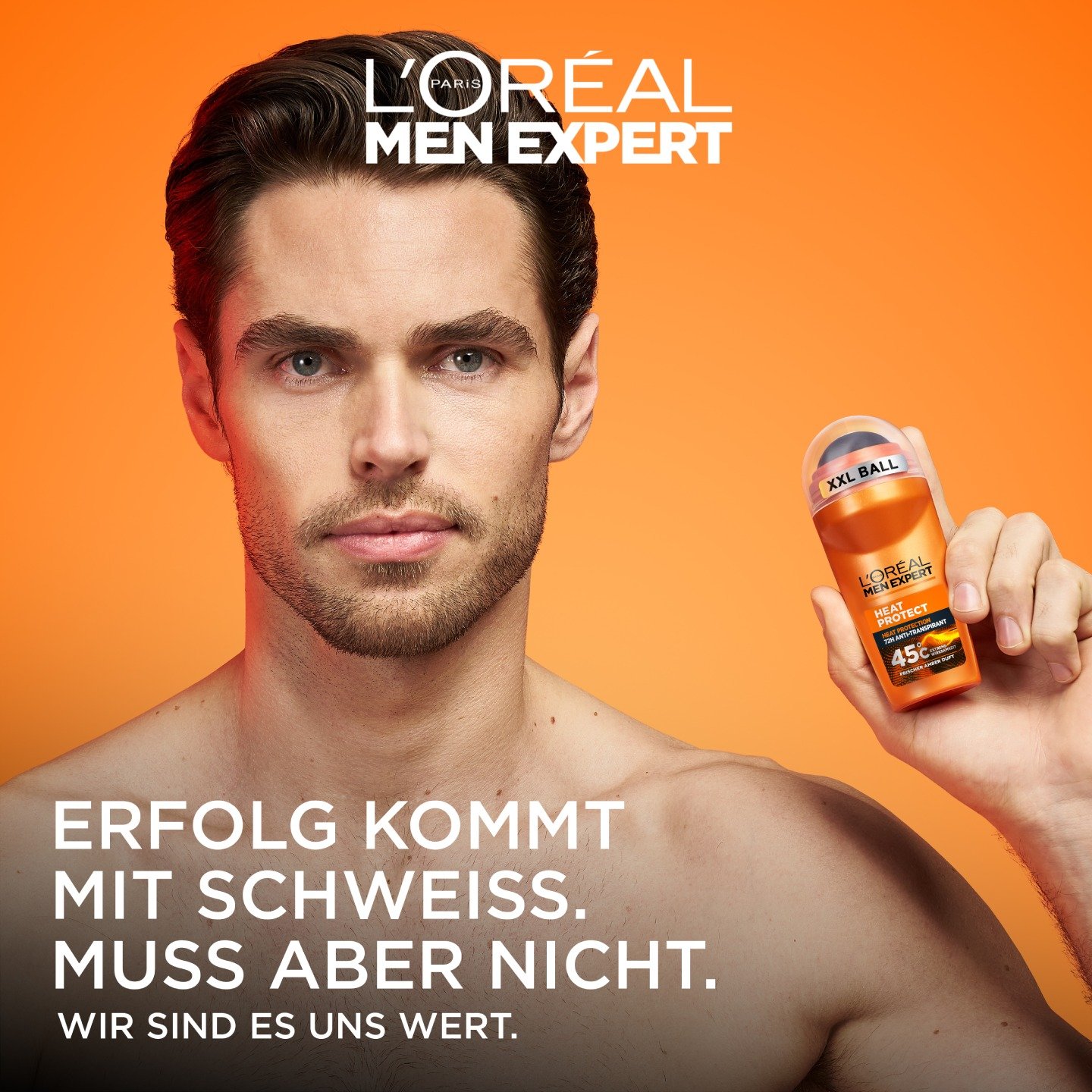 Ein Mann hält den orangefarbenen Heat Protect Deoroller vor orangefarbenem Hintergrund.