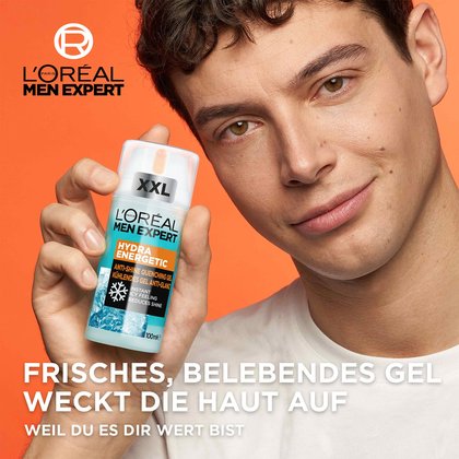 Ein junger mann hält das Produkt in seiner Hand