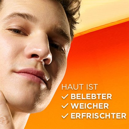 Junger Mann streicht sich über die Wange