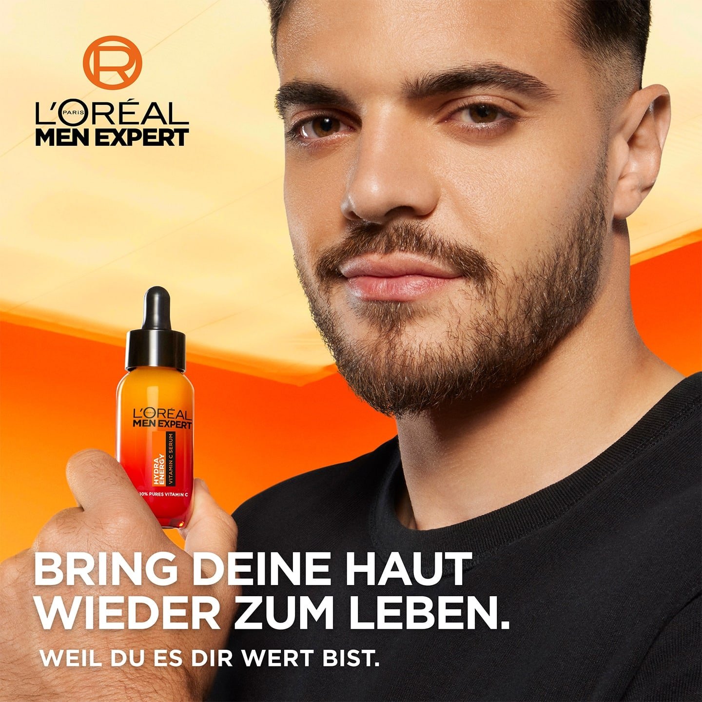 Mann hält Hydra Energy Vitamin C Serum in der Hand