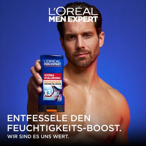 Model hält Hydra Hyaluronic Feuchtigkeits-Boost Duschgel in der Hand