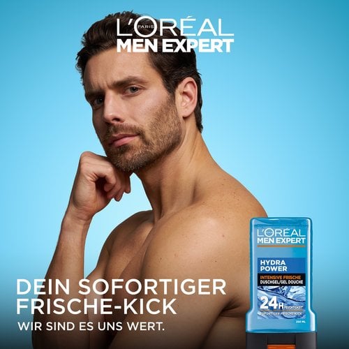 Ein Mann stützt sein Kinn neben einer Hydra Power Duschgelflasche auf.