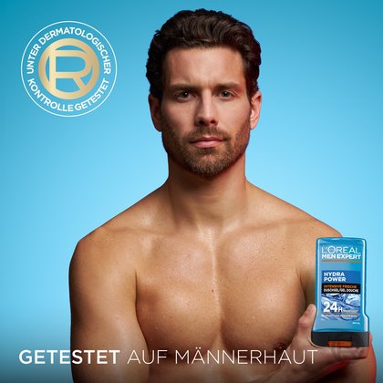 Ein Mann hält das Hydra Power Duschgel vor dem kreisförmigen dermatologischen Siegel.