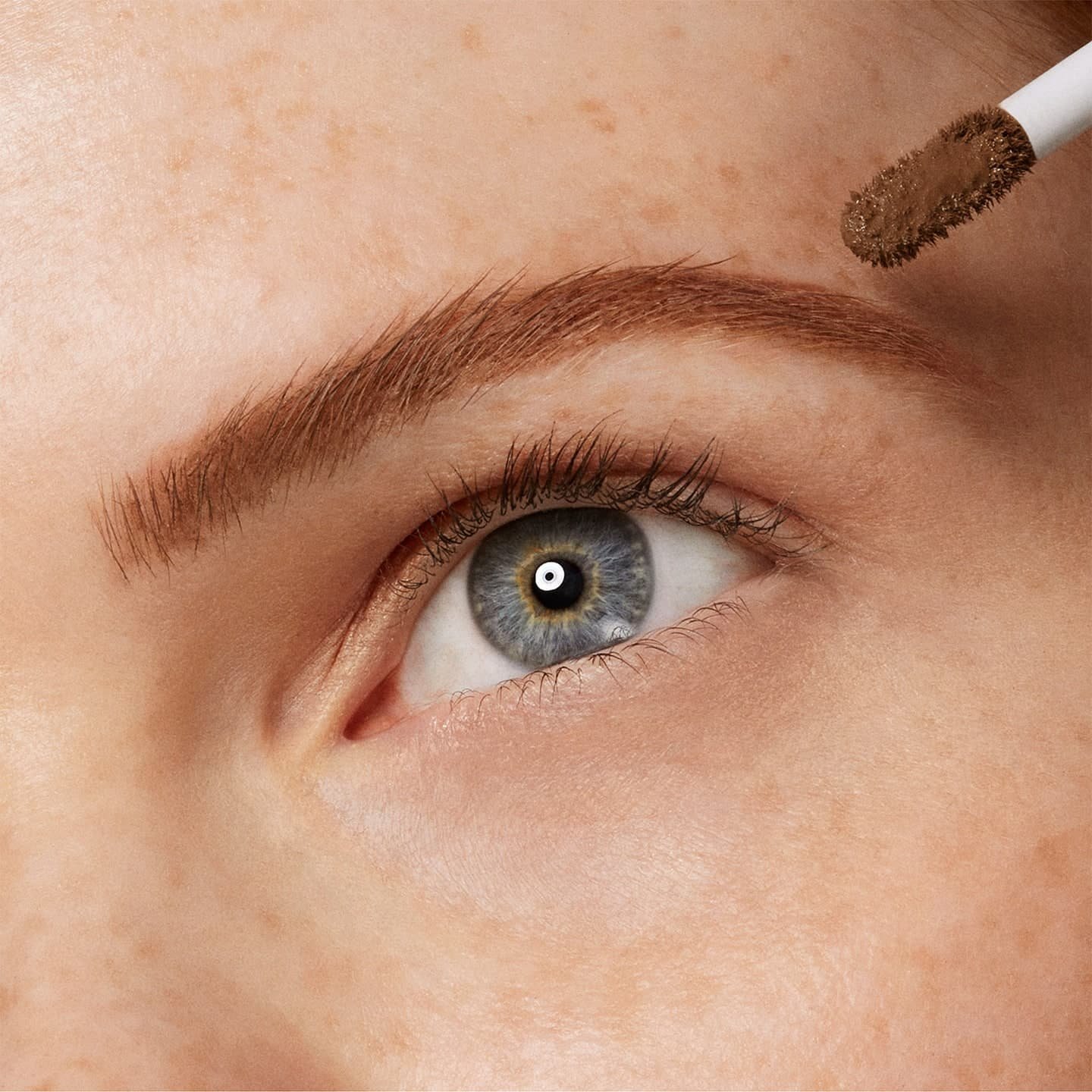 Frau trägt Infaillible Unbelieva Brow 48H Gel 3 Brunette auf ihre Braue auf