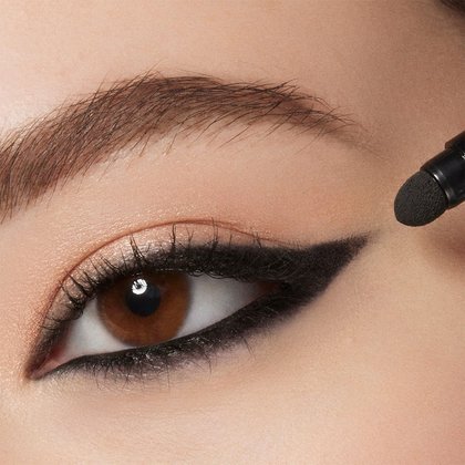 Infaillible Grip Gel Automatic Eyeliner 02 Matte Black - Detailaufnahme eines Auges nach Anwendung