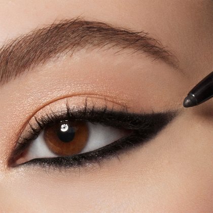 Infaillible Grip Gel Automatic Eyeliner 02 Matte Black - Detailaufnahme eines Auges nach Anwendung