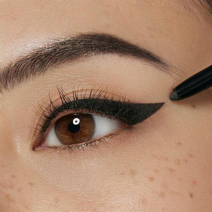 Infaillible Grip Gel Automatic Eyeliner 02 Matte Black - Detailaufnahme eines Auges nach Anwendung