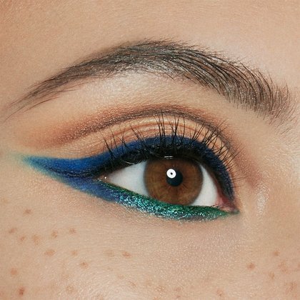Infaillible Grip Gel Automatic Eyeliner 05 Blue Jersey - Detailaufnahme eines Auges nach Anwendung