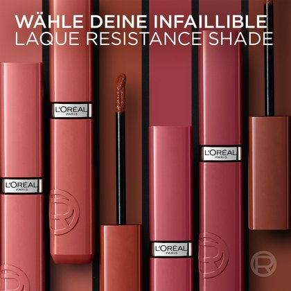 Eine künstlerische Anordnung mehrerer L'Oréal Paris Infaillible Laque Resistance Lippenstifte und Applikatoren, die aufrecht vor farblich passenden, vertikalen Streifen in verschiedenen Nude- und Beerentönen stehen. Darüber steht in weißer Schrift: "WÄHLE DEINE INFAILLIBLE LAQUE RESISTANCE SHADE".