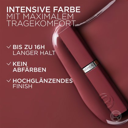 Ein geschlossener Lippenstift liegt diagonal auf einem nassen, glänzenden Farbanstrich in einem tiefen, dunklen Beeren- oder Pflaumenton. Links daneben steht in weißer Schrift der Text: "INTENSIVE FARBE MIT MAXIMALEM TRAGEKOMFORT", gefolgt von den Stichpunkten "BIS ZU 16H LANGER HALT", "KEIN ABFÄRBEN" und "HOCHGLÄNZENDES FINISH".