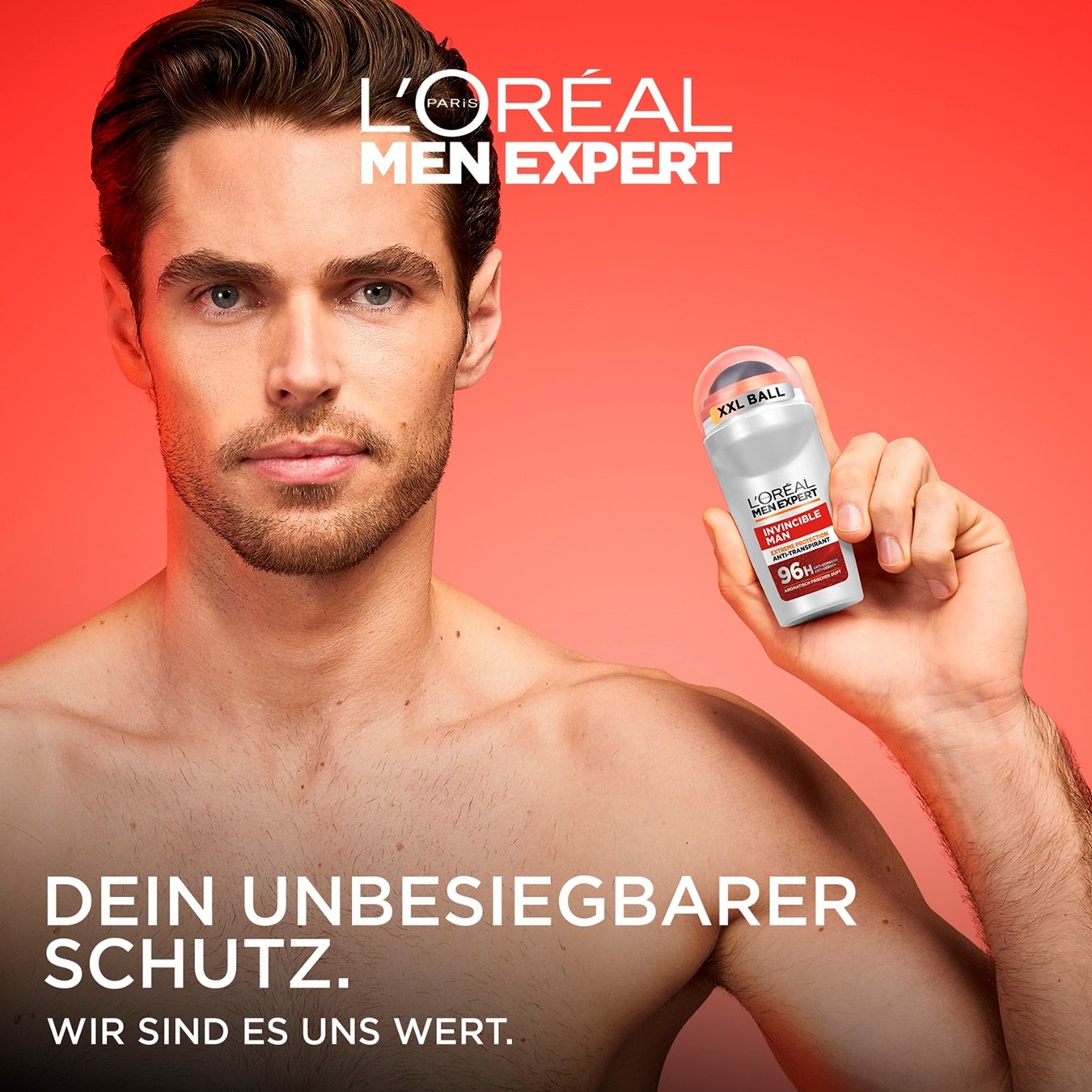 Ein Mann hält den Invincible Man Deoroller vor rotem Hintergrund.