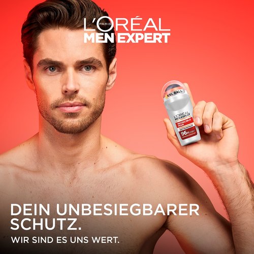 Ein Mann hält den Invincible Man Deoroller vor rotem Hintergrund.