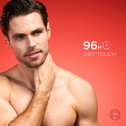 Porträt eines Mannes vor rotem Hintergrund mit dem Text „96H Dry Touch“.