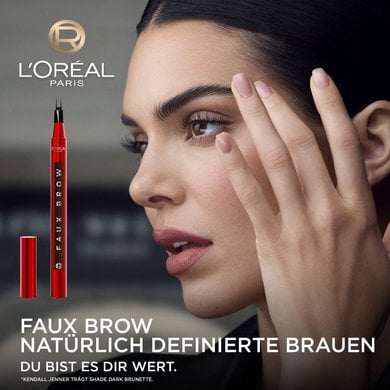 Kendall Jenner berührt ihr Gesicht. Daneben ein Packshot des Faux Brow Produkts mit dem Text: 'FAUX BROW NATÜRLICH DEFINIERTE BRAUEN: DU BIST ES DIR WERT'.