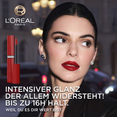 Kendall Jenner trägt in Paris Lippenstift. Daneben ein Packshot von Laque Resistance mit dem Text: 'INTENSIVER GLANZ DER ALLEM WIDERSTEHT! BIS ZU 16H HALT: WEIL DU ES DIR WERT BIST'.