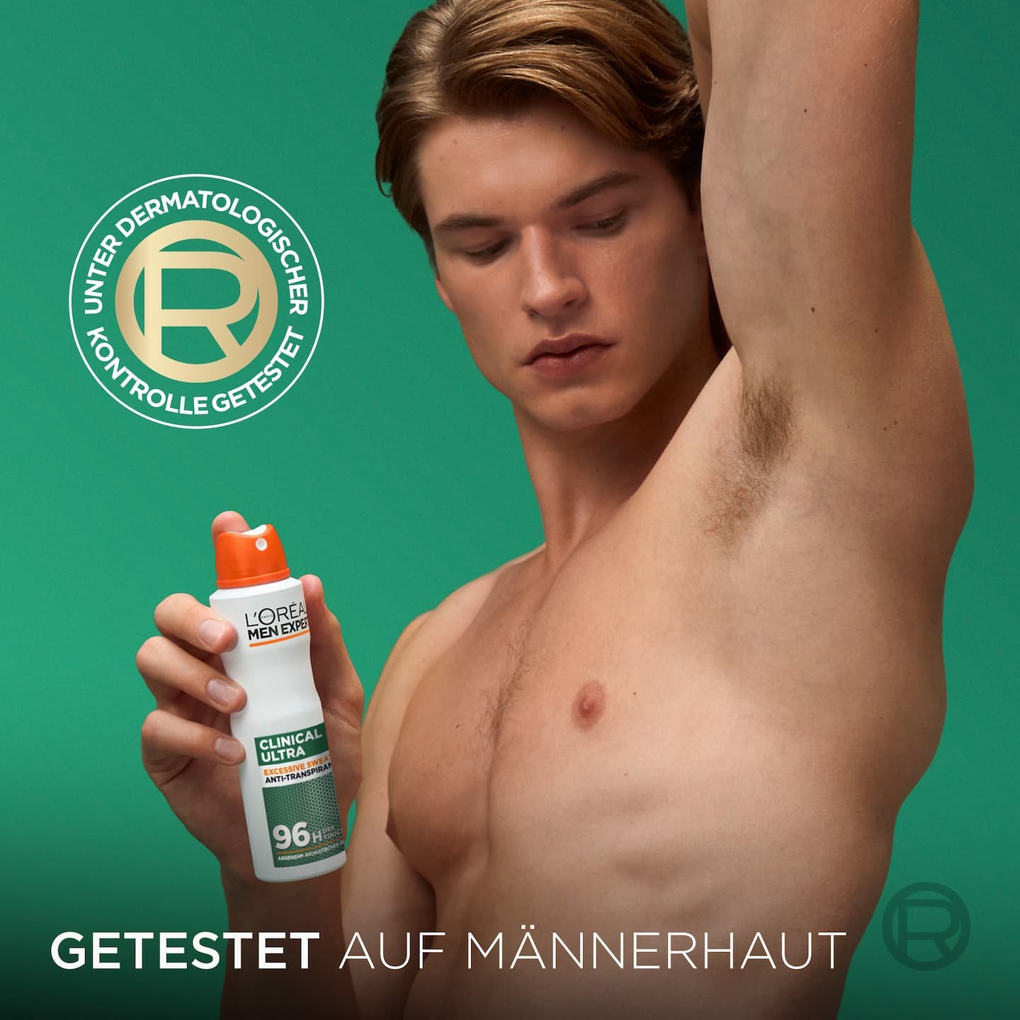 Junger Mann hebt einen Arm und hält eine Sprühdose L'Oréal Men Expert Clinical Ultra in der Hand, daneben ein Siegel für dermatologisch kontrollierte Testung auf grünem Hintergrund