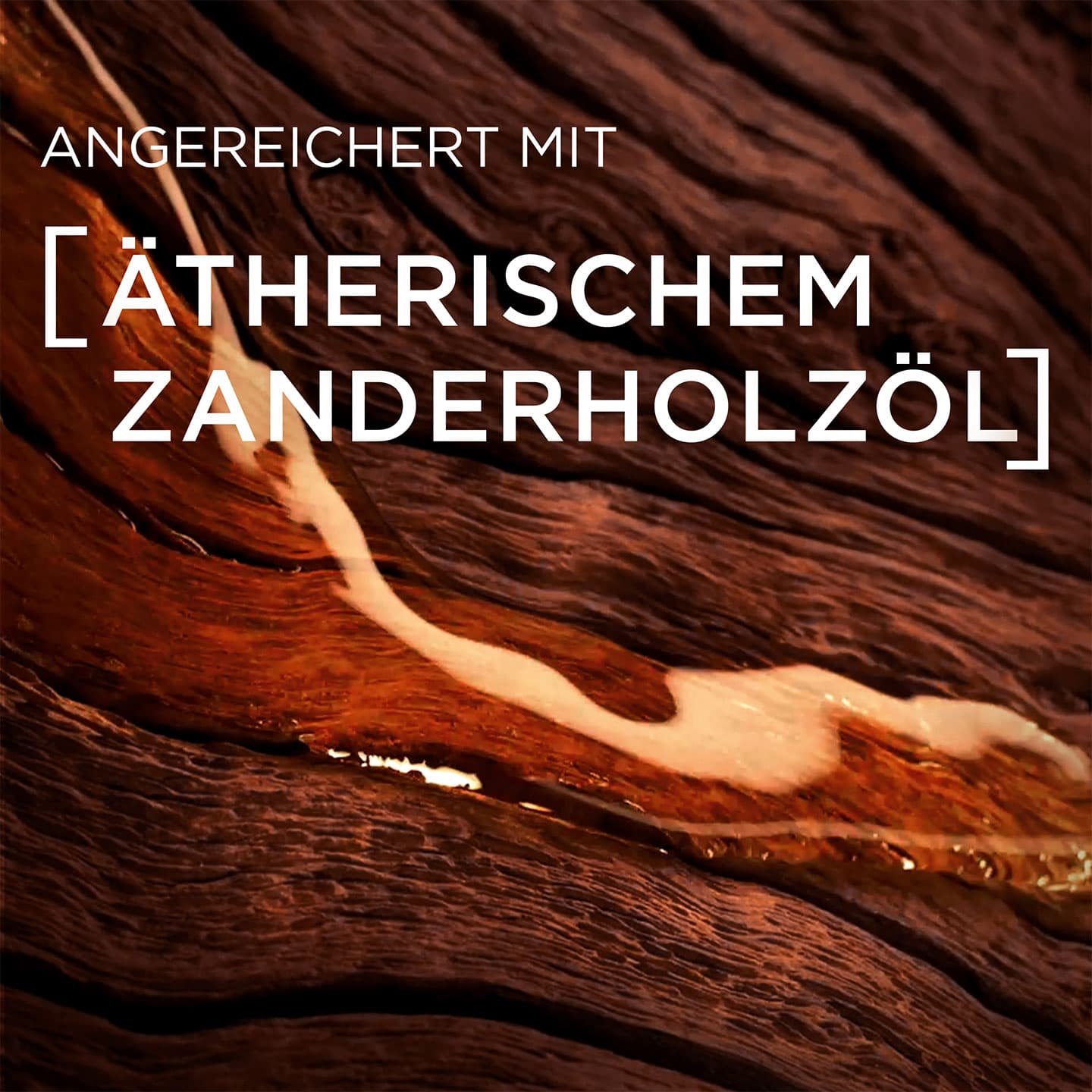 Holzstruktur, darüber Text: Angereichert mit Ätherischem Zanderholzöl