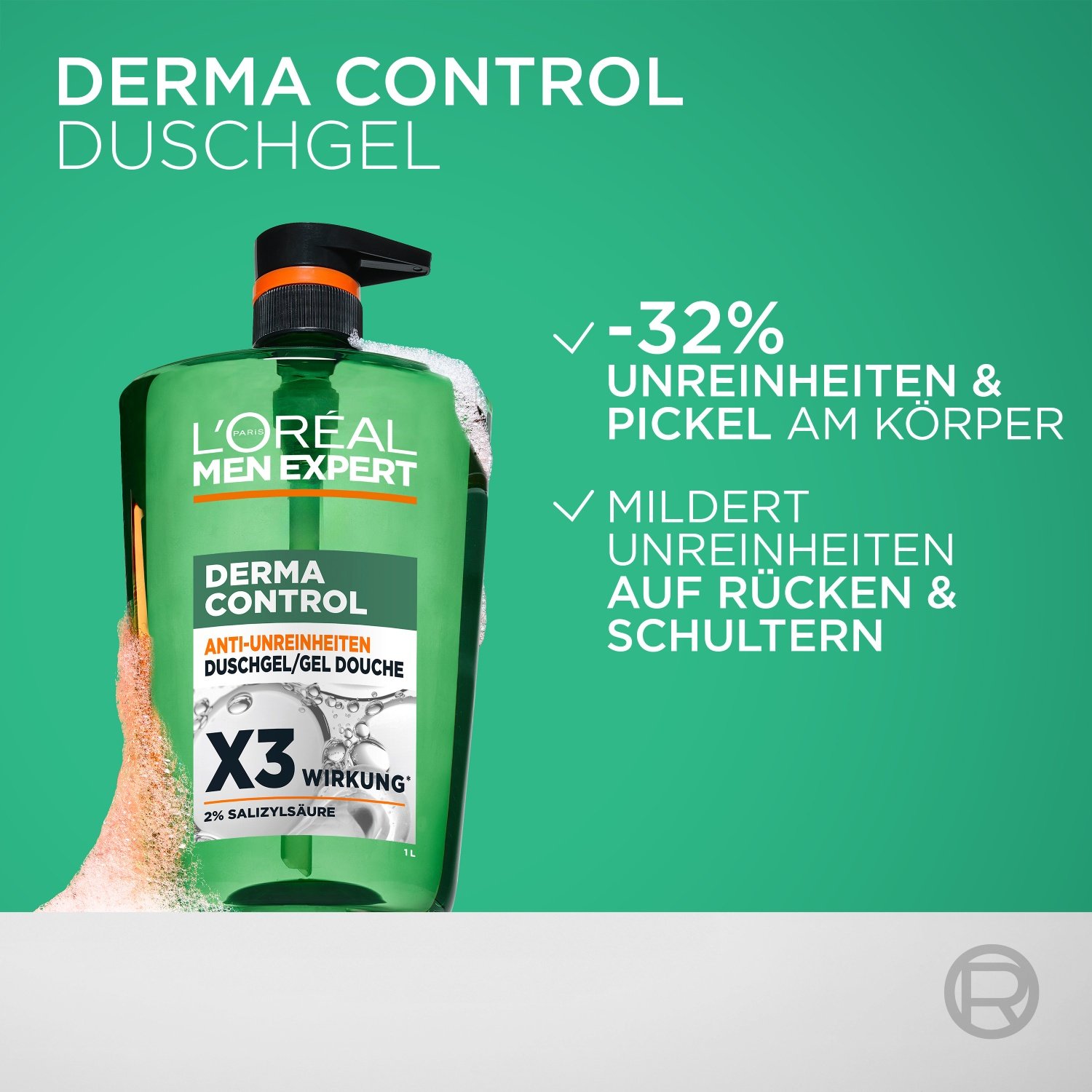 Werbegrafik für das Derma Control 1L Duschgel vor grünem Hintergrund. Links steht die große Pumpflasche mit leichtem Schaum am Flaschenrand, rechts daneben sind die beiden Wirksamkeitsversprechen zur Reduzierung von Unreinheiten am Körper aufgelistet.