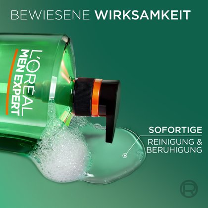 Werbebild zur Textur des Produkts. Die grüne 1L-Flasche liegt seitlich vor grünem Hintergrund, während ein transparenter, hellgrüner Duschgel-Klecks mit weißem Schaum aus der Pumpe fließt. Oben steht die Überschrift „BEWIESENE WIRKSAMKEIT“ und rechts steht der Hinweis „SOFORTIGE REINIGUNG & BERUHIGUNG“.